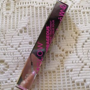 G lamglowPLUMPRAGEOUS

lip plumper treatment